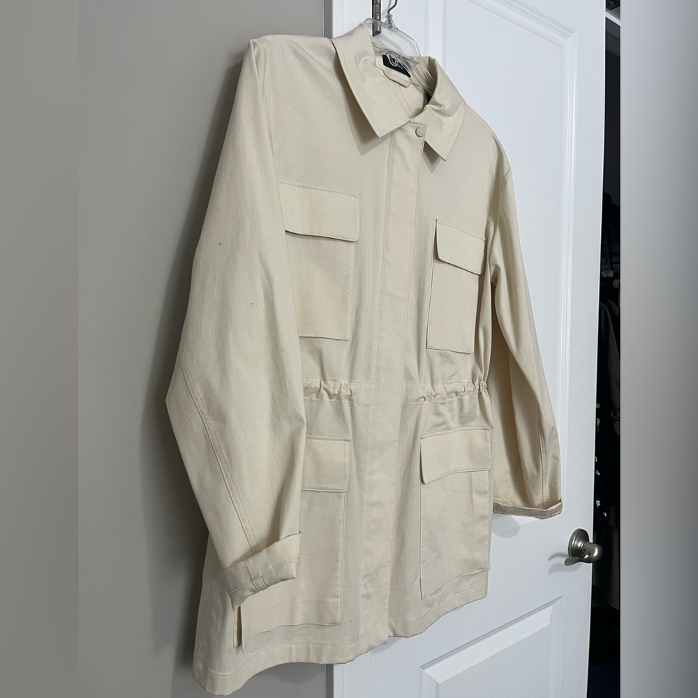 Theory Women’s Light Coat Seize L ( excellent condition like new)